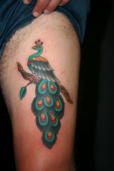 Tatuaggio New School Gamba Pavone di Hb Tattoo