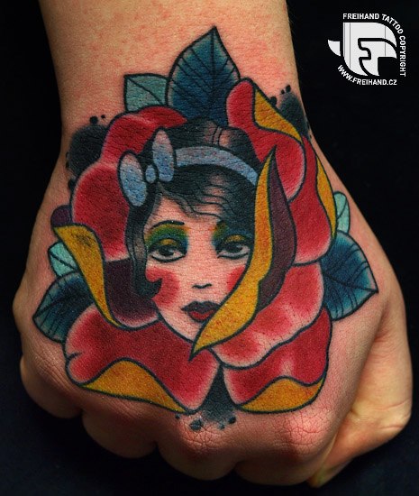 伝統スタイル 花 女性 手 タトゥー よって FreiHand Tattoo