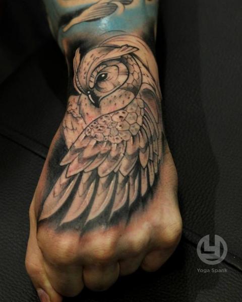 Realistic owl tattoo on the left hand