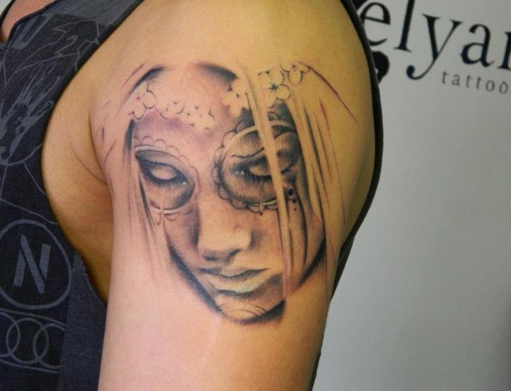 Tatouage Épaule Crâne Mexicain par Helyar Tattoos