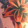 Arm Blumen tattoo von High Street Tattoo