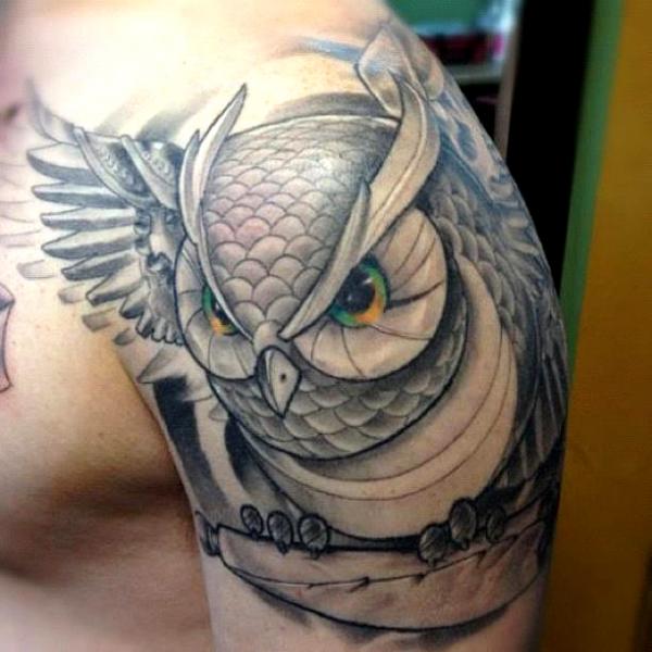 Tatuaje Hombro Búho por High Street Tattoo