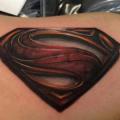 tatuaje Brazo Logo Superman por Immortal Image Tattoos