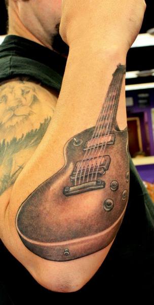 Arm Realistische Gitarre Tattoo von Immortal Image Tattoos