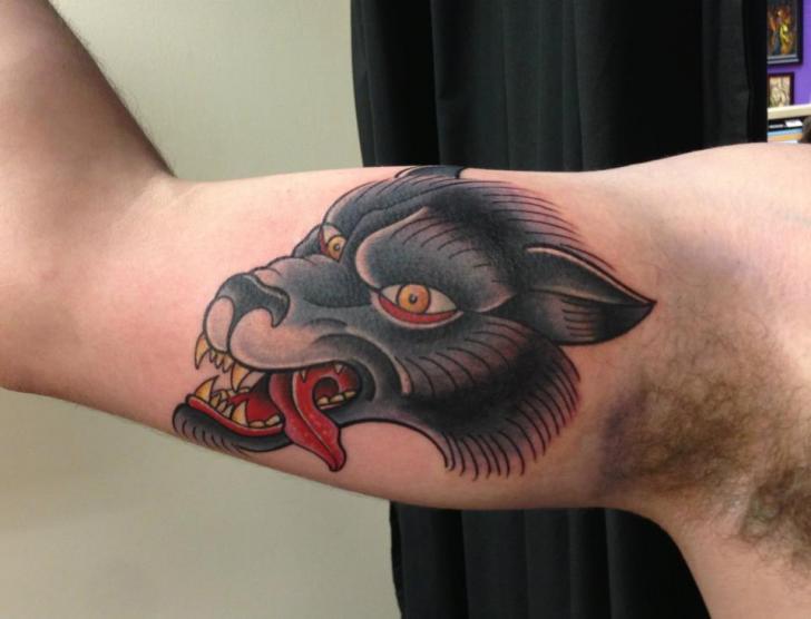 Tatuaje Brazo Old School Lobo por Immortal Image Tattoos