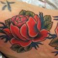 tatuaje Old School Pie Flor Tobillo Rosa por Inborn Tattoo