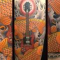 tatuaje Brazo Carpa Guitarra por Indipendent Tattoo