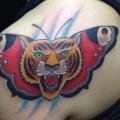 Schulter New School Schmetterling Tiger tattoo von Indipendent Tattoo
