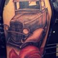 Schulter Realistische Auto Rose LKW tattoo von Indipendent Tattoo