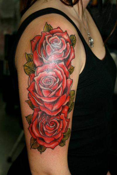 Tatuaggio Spalla Old School Rose di Industry Tattoo