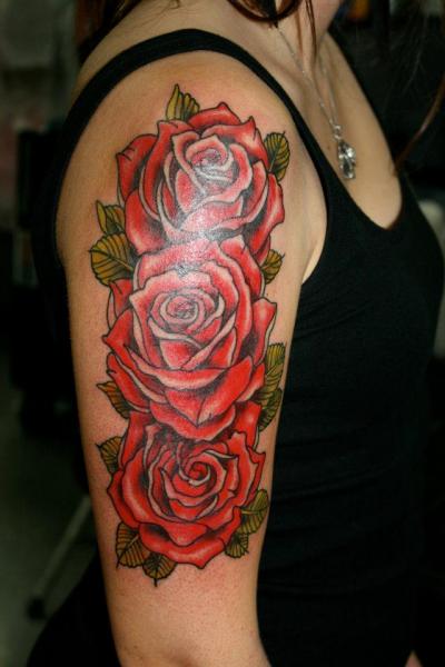 Tatouage Épaule Old School Rose par Industry Tattoo