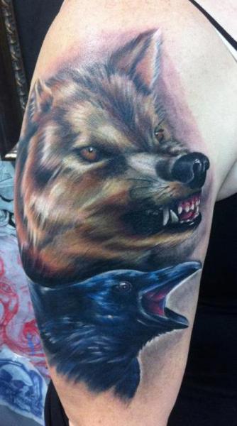 Tatuaje Hombro Realista Lobo Cuervo por Industry Tattoo