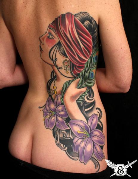 Tatuaje Flor Lado Gitano por Ink and Dagger Tattoo