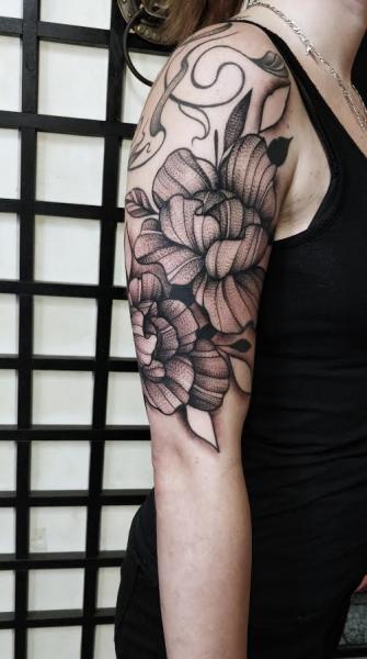 Tatuaje Brazo Flor Dotwork por Art Corpus