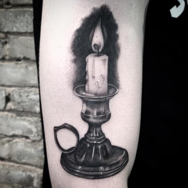 Tatuaż Ręka Lampa Świeca przez Art Corpus