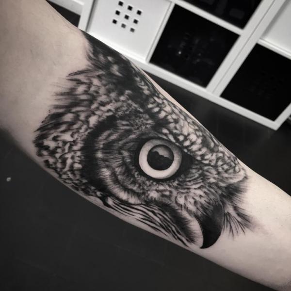 Tatouage Bras Hibou par Art Corpus