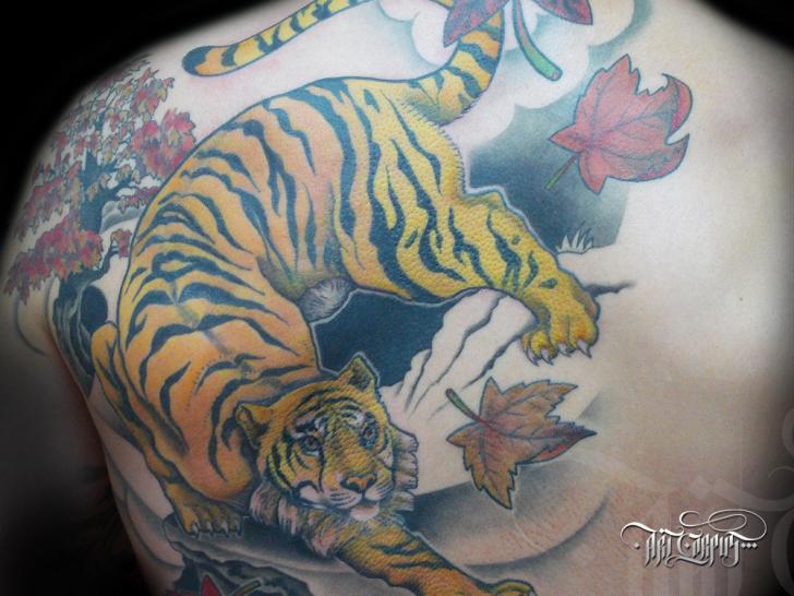 Tatuaje Realista Espalda Tigre por Art Corpus