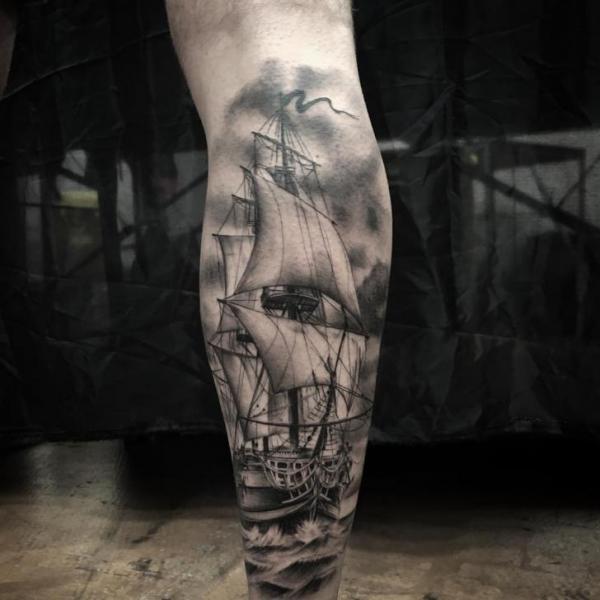 Tatuaje Ternero Galeón por Art Corpus