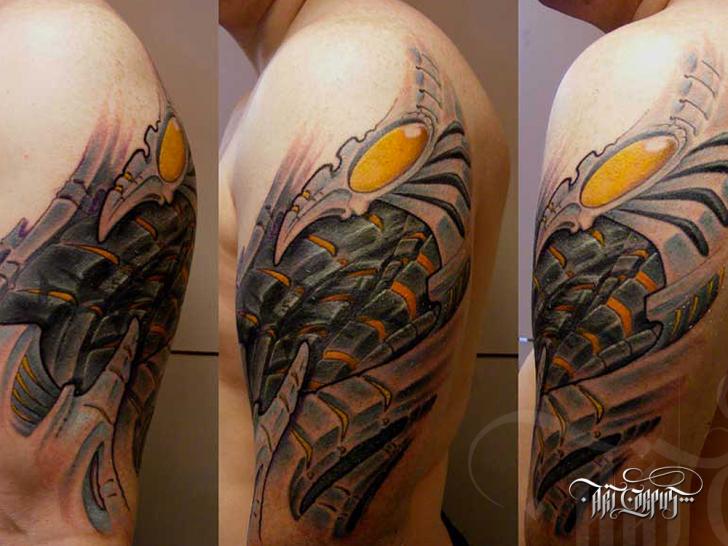 Tatuaje Hombro Biomecánica por Art Corpus