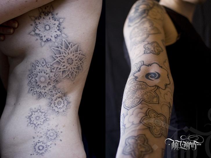 Tatuaggio Fianco Dotwork di Art Corpus