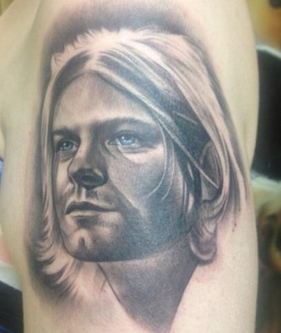 Tatuaggio Realistici Kurt Cobain di Inkd Chronicles