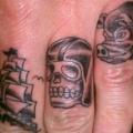 Finger Schwein Galeone tattoo von Outsiders Ink