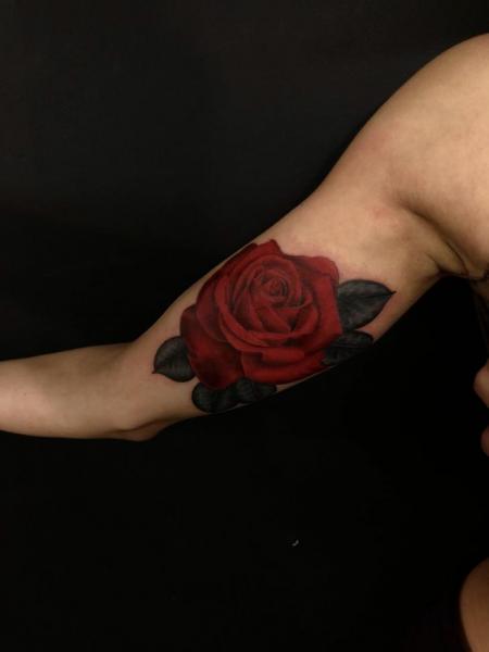 Tatouage Bras Fleur Rose par Invisible Nyc