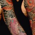 tatuaje Brazo Japoneses Carpa Koi por Invisible Nyc