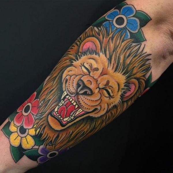 Tatouage Bras Old School Lion par Invisible Nyc