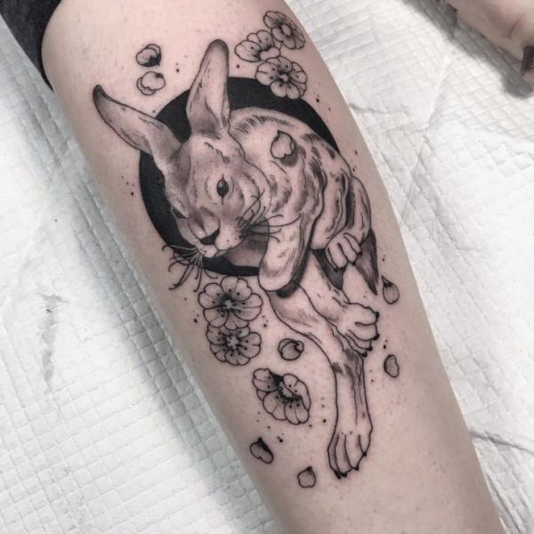 Tatuaje Brazo Conejo por Invisible Nyc