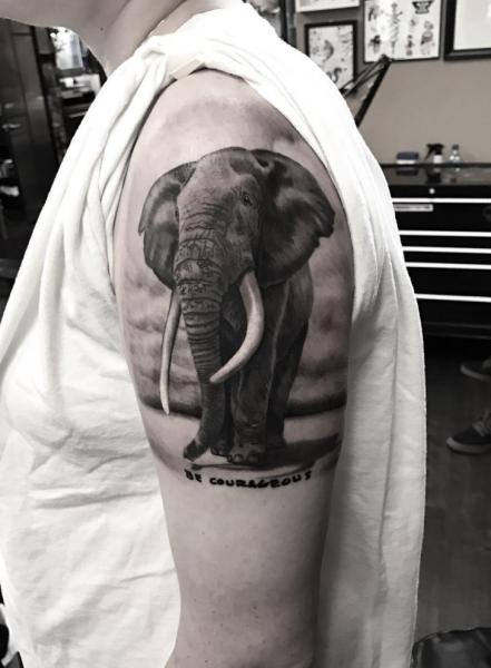 Tatuaje Brazo Realista Elefante por Invisible Nyc