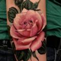 tatuaje Brazo Realista Flor Rosa por Invisible Nyc