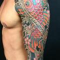 tatuaje Hombro Brazo Japoneses Carpa Koi por Invisible Nyc