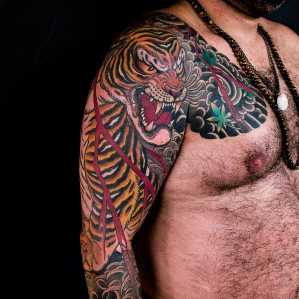 Tatuaje Hombro Brazo Realista Tigre por Invisible Nyc