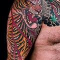 Schulter Arm Realistische Tiger tattoo von Invisible Nyc