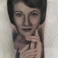 Arm Porträt Frau tattoo von Invisible Nyc