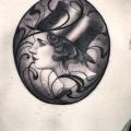 Rücken Hut Frau tattoo von Invisible Nyc