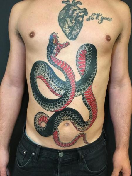 Tatouage Serpent Coffre Old School Ventre par Invisible Nyc