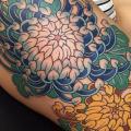 tatuaje Flor Japoneses Muslo por Invisible Nyc
