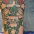 tatuaje Brazo Cruz por Inxon Tattoo