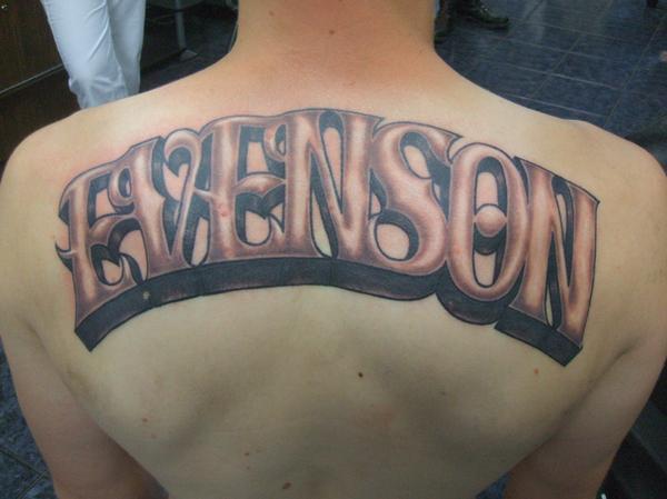 Tatuaje Letras Espalda por Inxon Tattoo