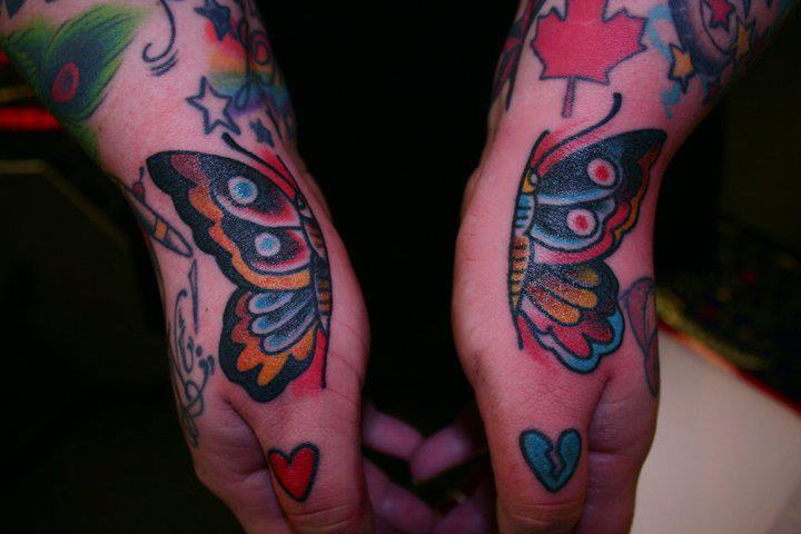 Tatuaje Old School Mano Mariposa por Iron Age Tattoo