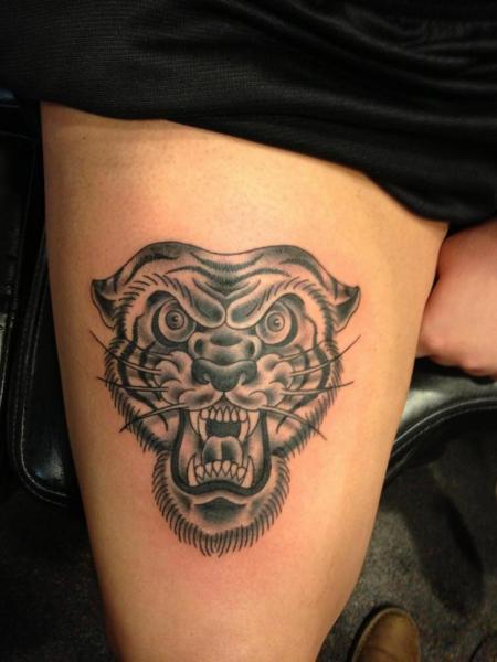 Tatuagem Old School Perna Tigre por Iron Age Tattoo