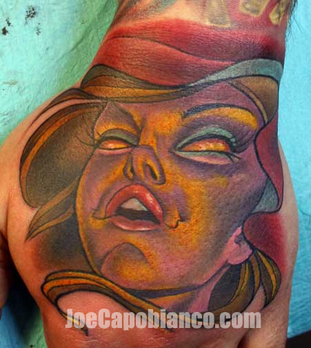 Tatuagem Mulher Mão por Joe Capobianco