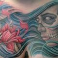 tatuaje Flor Cráneo Pecho por Jon Dredd