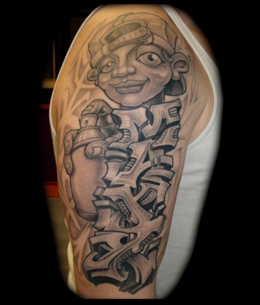 Tatuaje Hombro Letras Personaje por Jon Dredd