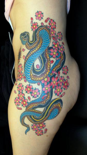 Tatuaje Serpiente Flor Lado por JP Rodrigues