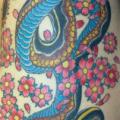 tatuaje Serpiente Flor Lado por JP Rodrigues