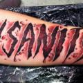 tatuaggio Braccio Scritte di Liquid Chaos Tattoos