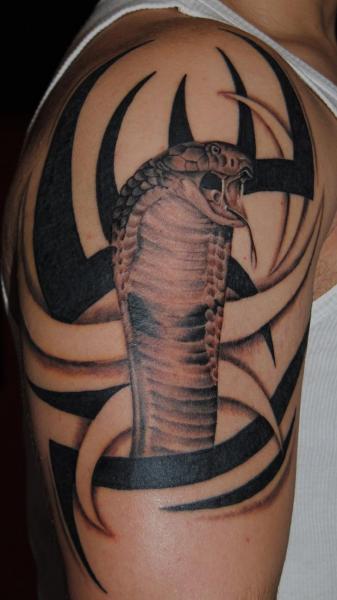 Tatuaggio Spalla Serpente Tribali di Liquid Chaos Tattoos